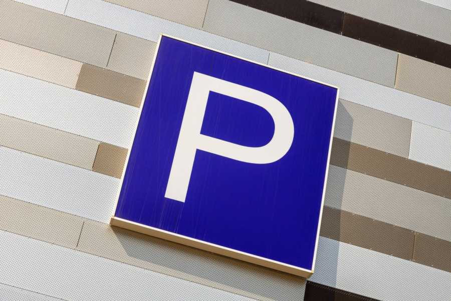 Naujos automobilių stovėjimo taisyklės Italijoje: lankstūs laikas ribojimai, dvejopas mokėjimas ir bausmės už nepasibaigusius bilietus.