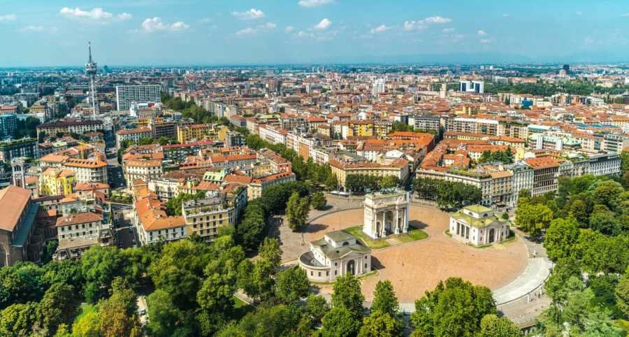 Milanas vieniems, Neapolis investuotojams, Bolonija aplinkai: būsto srautai 2025–2026 m.