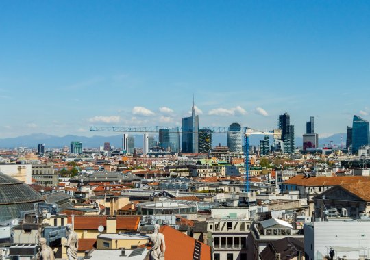 Nauja statybų rinka Italijoje: kainos 2026 metų pirmajame pusmetyje išaugo 4,9 %. Naujų pastatų pardavimai pirmajame ketvirtyje rodo puikų tempą (+8,6 % visoje Italijoje). Milanas ir Roma išlaikė savo statusą kaip brangiausių miestų, o Bolonija pasižymėjo kainų (+8,4 %) ir sandorių apimties rekordiniu augimu. 2026 metų pirmasis pusmetis buvo užf