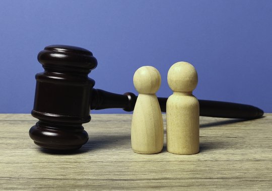 Nekilnojamojo turto pirkimas gyvenant kartu: partnerių be oficialaus santuokos teisės, pavojus ir teisiniai konfliktai