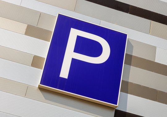 Naujos automobilių stovėjimo taisyklės Italijoje: lankstūs laikas ribojimai, dvejopas mokėjimas ir bausmės už nepasibaigusius bilietus.