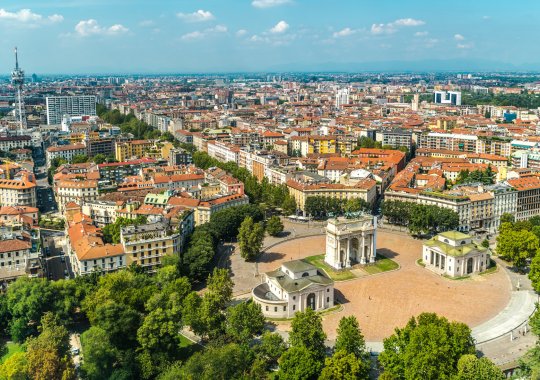 Milanas vieniems, Neapolis investuotojams, Bolonija aplinkai: būsto srautai 2025–2026 m.