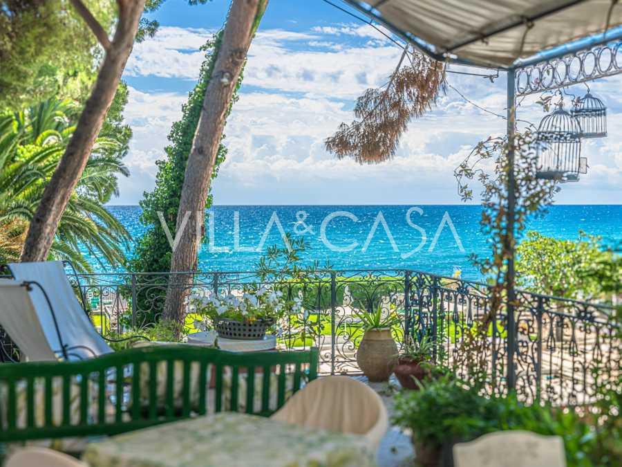 Prabangi vila su išėjimu į paplūdimį Diano Marina mieste.