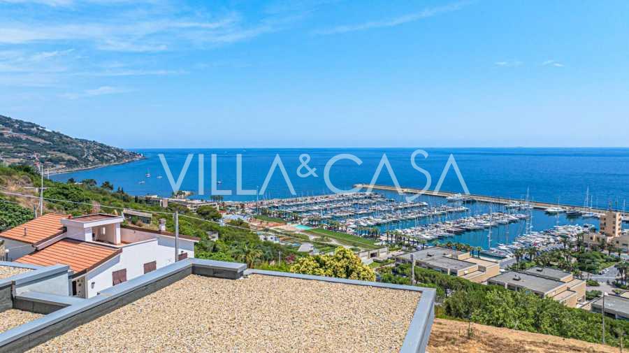 Šiuolaikinė vila Santo Stefano al Mare mieste