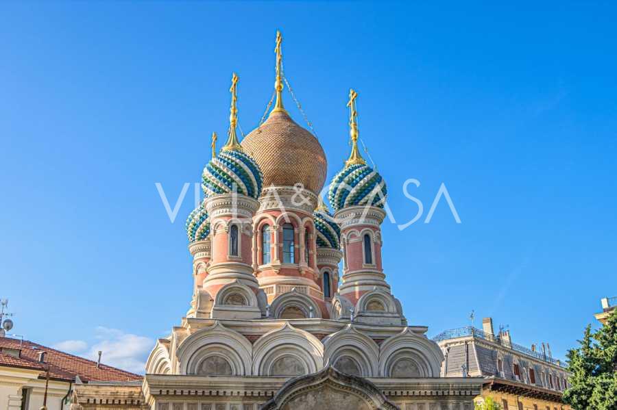 Erdvus butas prie jūros Sanremo centre.