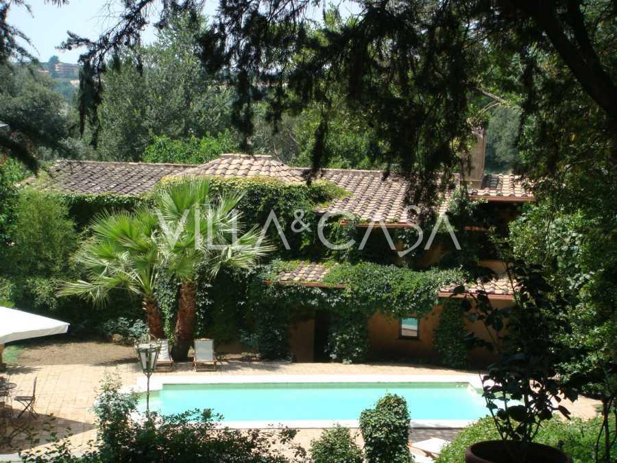 Istorinė vila nuomai prestižinėje rezidencijoje Romoje.