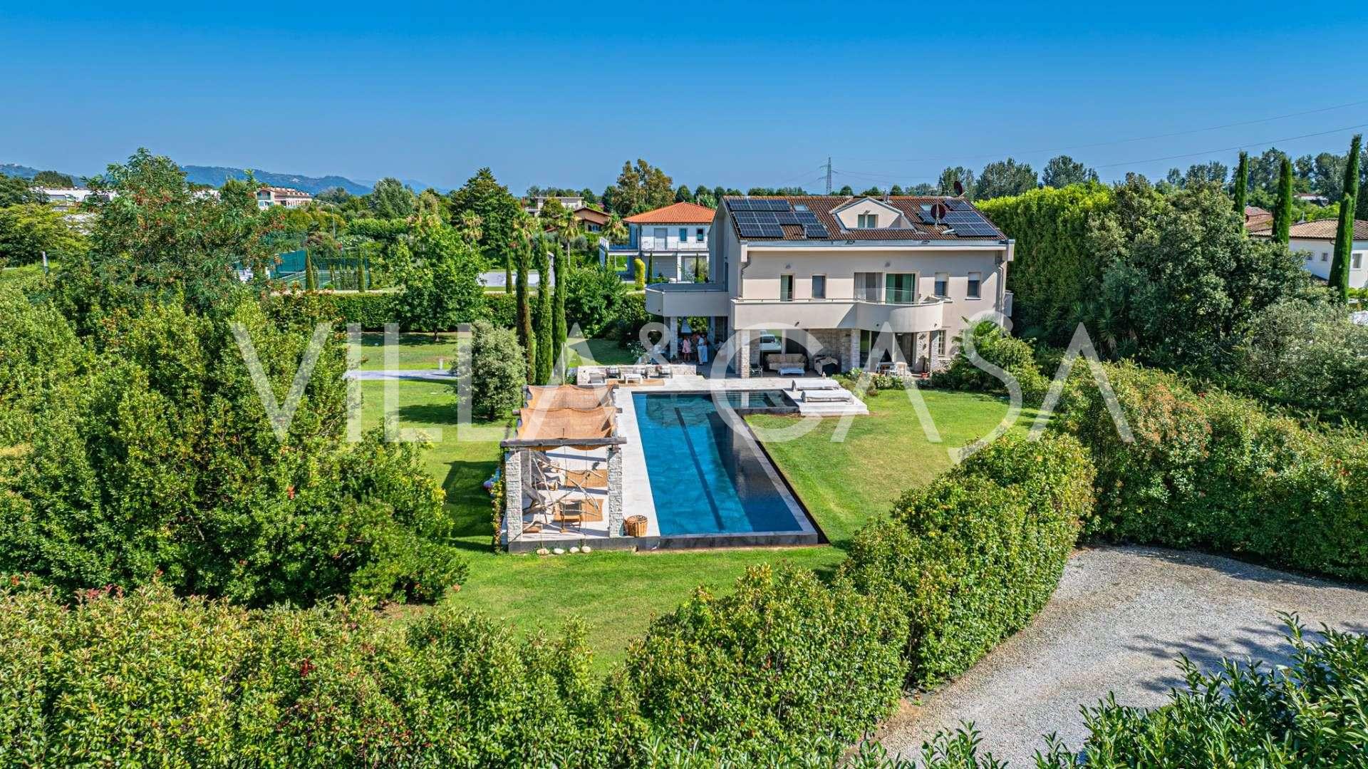 Vila su baseinu Forte dei Marmi pardavimui