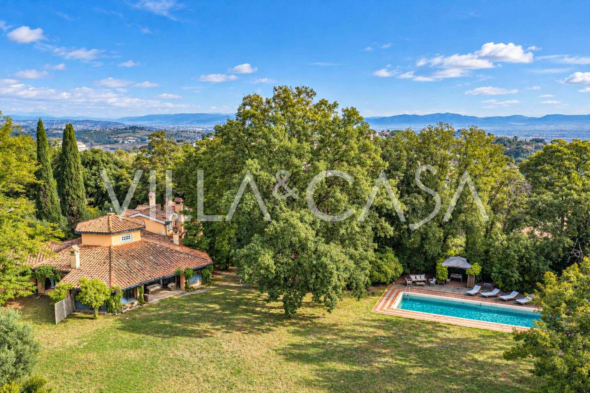 Vila su baseinu ir panoraminiu vaizdu Romoje parduodama