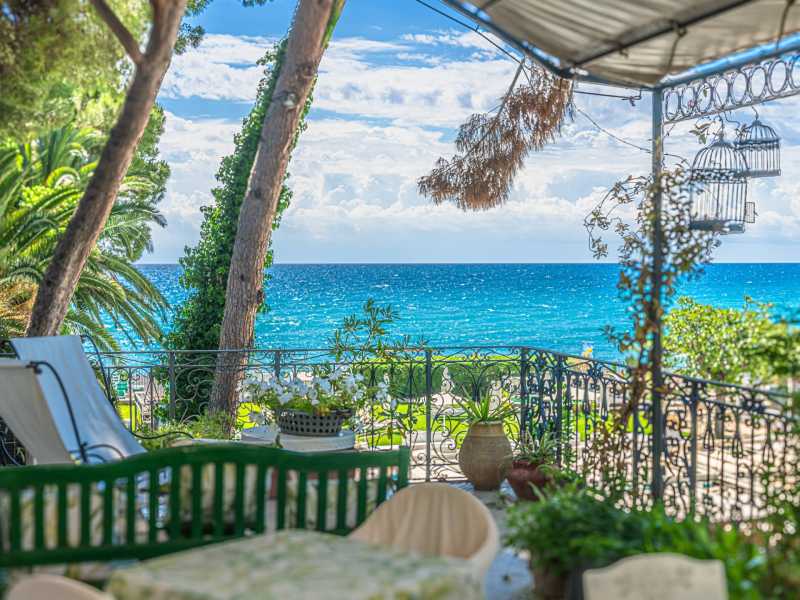 Prabangi vila su išėjimu į paplūdimį Diano Marina mieste.