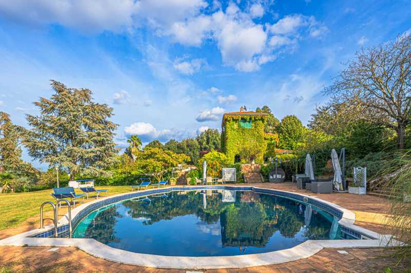 Netoli Romos parduodama vila.