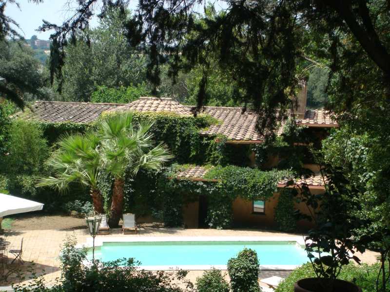 Istorinė vila nuomai prestižinėje rezidencijoje Romoje.