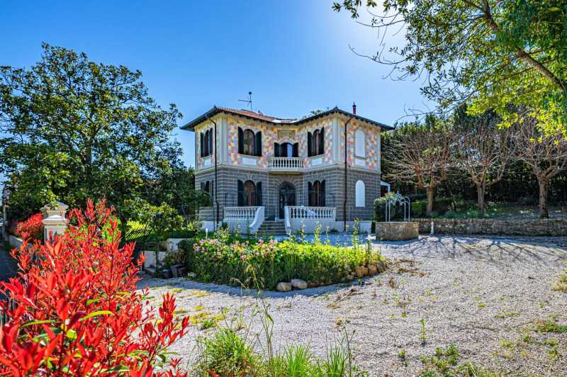 Vila su baseinu liberti stiliaus netoli Livorno