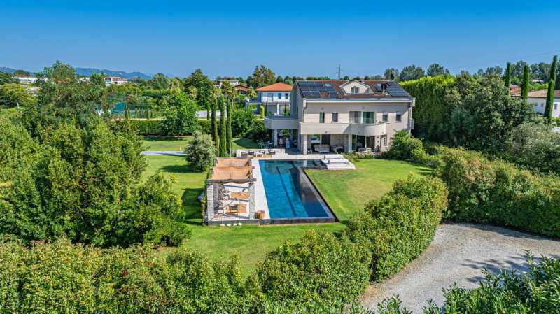 Vila su baseinu Forte dei Marmi pardavimui