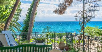 Prabangi vila su išėjimu į paplūdimį Diano Marina mieste.