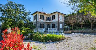 Vila su baseinu liberti stiliaus netoli Livorno