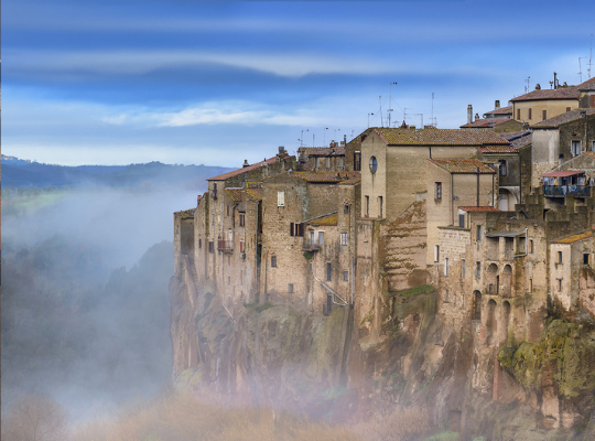 Pitigliano miestas natūralių uolų ir urvų